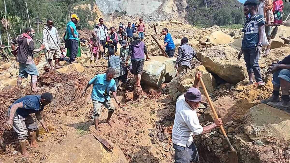 longsor di papua nugini Warga melakukan penggalian di lokasi longsor di Desa Yambali di wilayah Maip Mulitaka, di Provinsi Enga, Papua Nugini. (Foto: AFP)