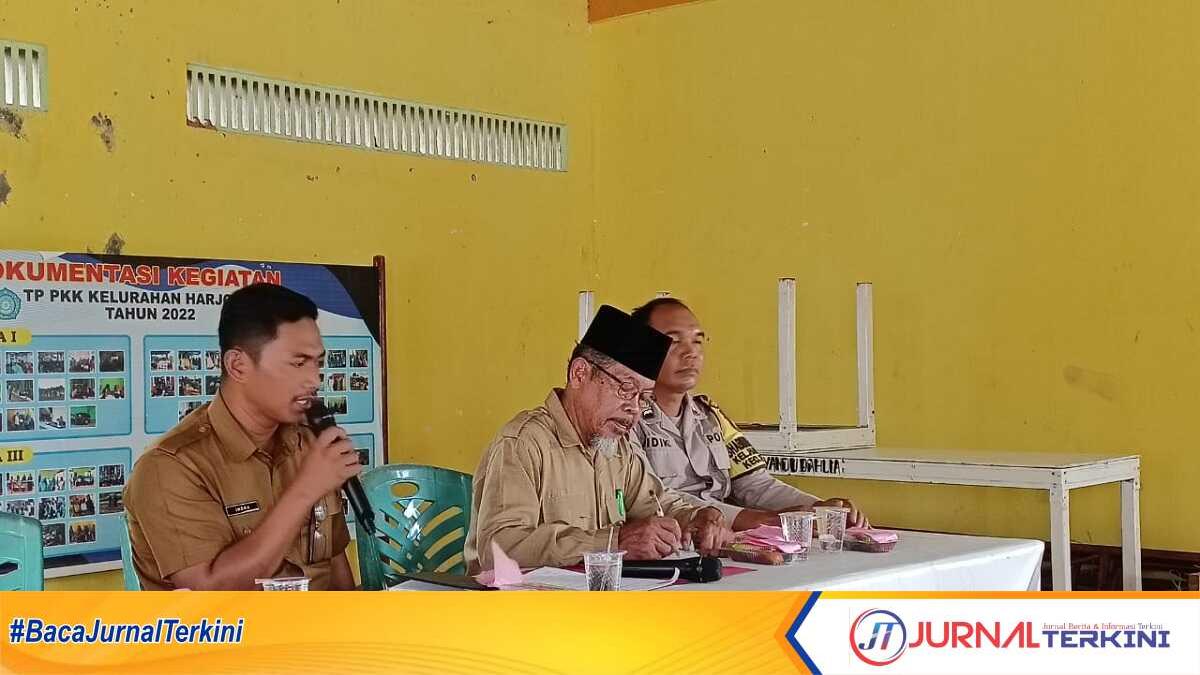 Lurah Harjosari Indra (kiri) bersama pengurus Lembaga Pemberdayaan Masyarakat (LPM) Harjosari menggelar pertemuan untuk penguatan LPM bersama ketua RT dan RW, tokoh masyarakat hingga tokoh agama di Kantor Lurah Harjosasi, Kecamatan Tebing, Kabupaten Karimun, Senin (13/5/2024). (jurnalterkini.id/edy kencana)