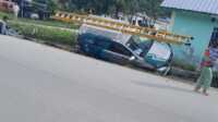 mobil pln karimun masuk parit Mobil PLN ULP Tanjung Balai Karimun mengalami kecelakaan tunggal dan masuk parit di jalan desa, Desa Pongkar, Kecamatan Tebing, Kabupaten Karimun, Kepulauan Riau (Kepri). (tangkapan layar video warga)