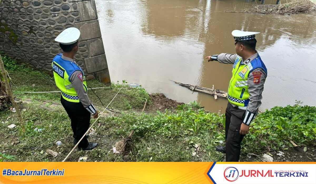 Satlantas Polres Musi Rawas (Mura olah TKP terjung bebasnya sebuah mobil Rush hitam BG 1850 XQ, terjun ke Sungai Kelingi, Kabupaten Musi Rawas, Provinsi Sumatera Selatan, Kamis (23/5/2024). (jurnalterkini.id/alam budi kesuma)