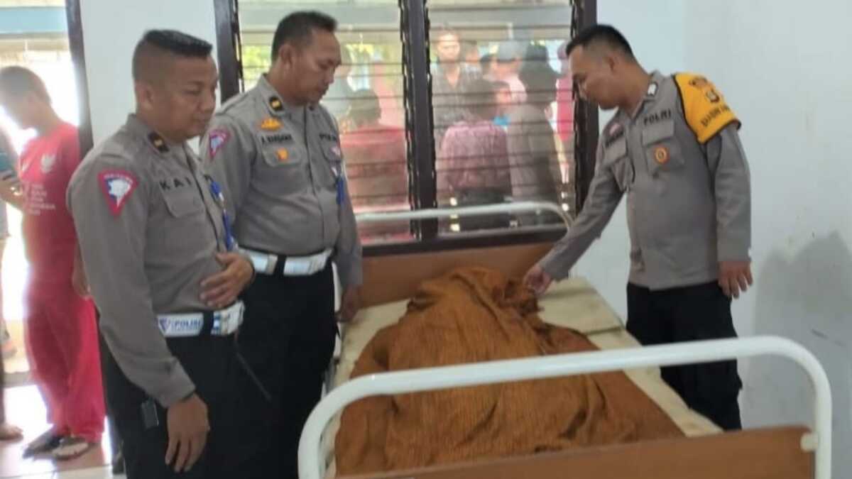 Polisi memeriksa satu dari empat korban tewas dalam insiden jatuhnya mobil Rush hitam BG 1850 XQ, terjun ke Sungai Kelingi, Kabupaten Musi Rawas, Provinsi Sumatera Selatan, Kamis (23/5/2024). (jurnalterkini.id/alam budi kesuma)