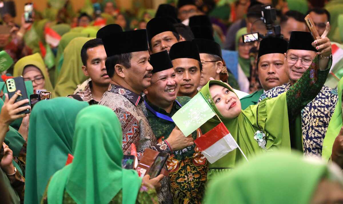 Kepala BP Batam sekaligus Wali Kota Batam, Muhammad Rudi berselfie dengan anggota Muslimat NU di sela pelantikan Pengurus Wilayah Muslimat NU Provinsi Kepri di Hotel Harmoni One, Batam, Kamis (16/5/2024). (foto: Humas BP Batam)