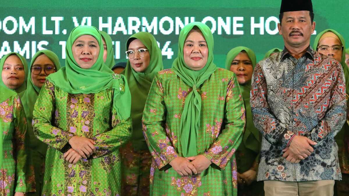 Ka-ki: Kepala BP Batam sekaligus Wali Kota Batam, Muhammad Rudi, Wakil Gubernur Kepri sekaligus Ketua Pikori BP Batam Marlin Agustina dan Ketua Umum Muslimat NU Khofifah Indar Parawansa dalam acara pelantikan Pengurus Wilayah Muslimat NU Provinsi Kepri di Hotel Harmoni One, Batam, Kamis (16/5/2024). (foto: Humas BP Batam)