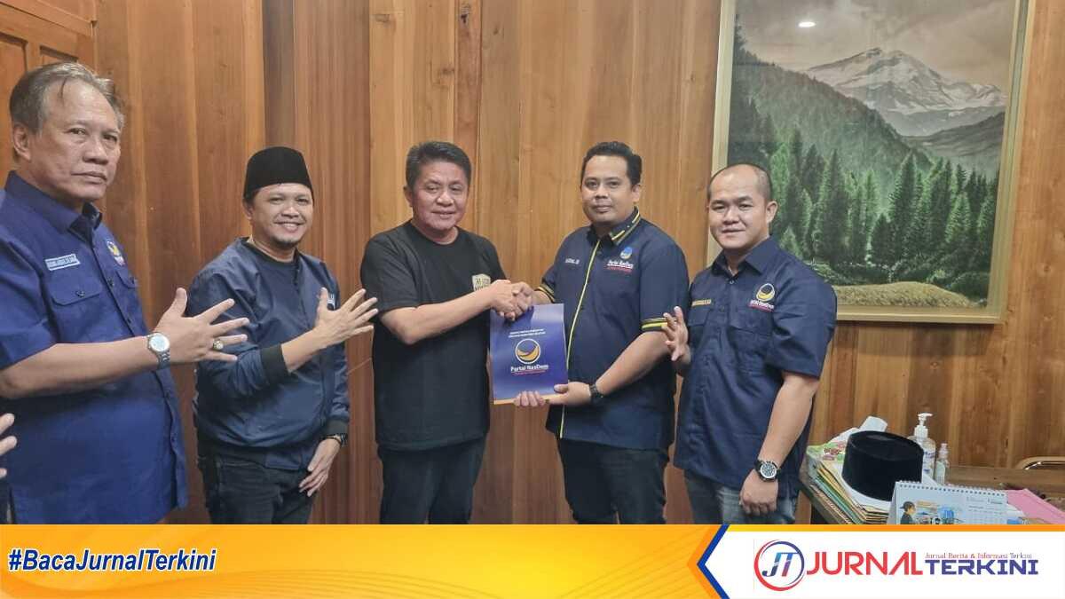 Nasrun (tengah) gantikan suami Bupati Musi Rawas sebagai Ketua DPD Partai NasDem Kabupaten Musi Rawas. Nasrun menerima sk. (jurnalterkini.id/alam budi kesuma)