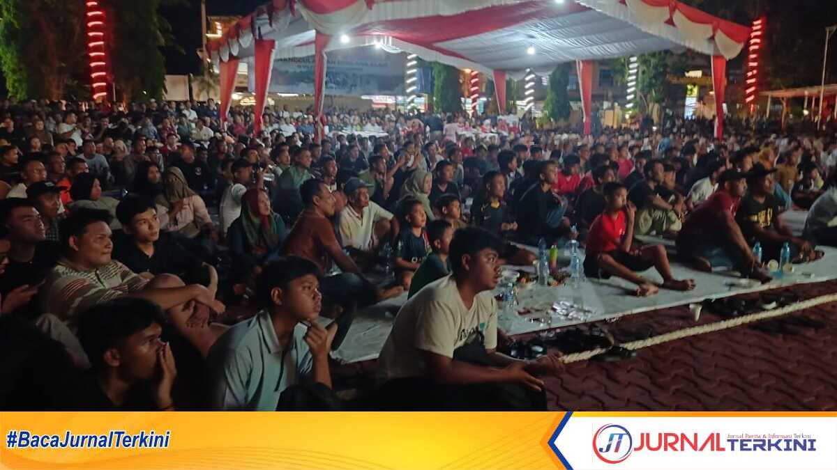 Ribuan warga memadati acara nonton bareng atau nobal semifinal Piala Asia AFC U-23 antara Indonesia melawan Uzbekistan di Mapolres Karimun, Senin (29/4/2024) malam.(jurnalterkini.id/edy kencana)