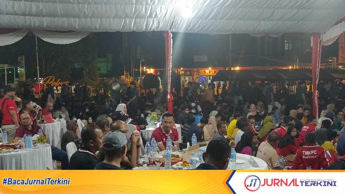 Kapolres Karimun AKBP Fadli Agus (baju merah, duduk) bersama sejumlah pejabat dan ribuan warga nonton bareng atau nobal semifinal Piala Asia AFC U-23 antara Indonesia melawan Uzbekistan di Mapolres Karimun, Senin (29/4/2024) malam.(jurnalterkini.id/edy kencana)