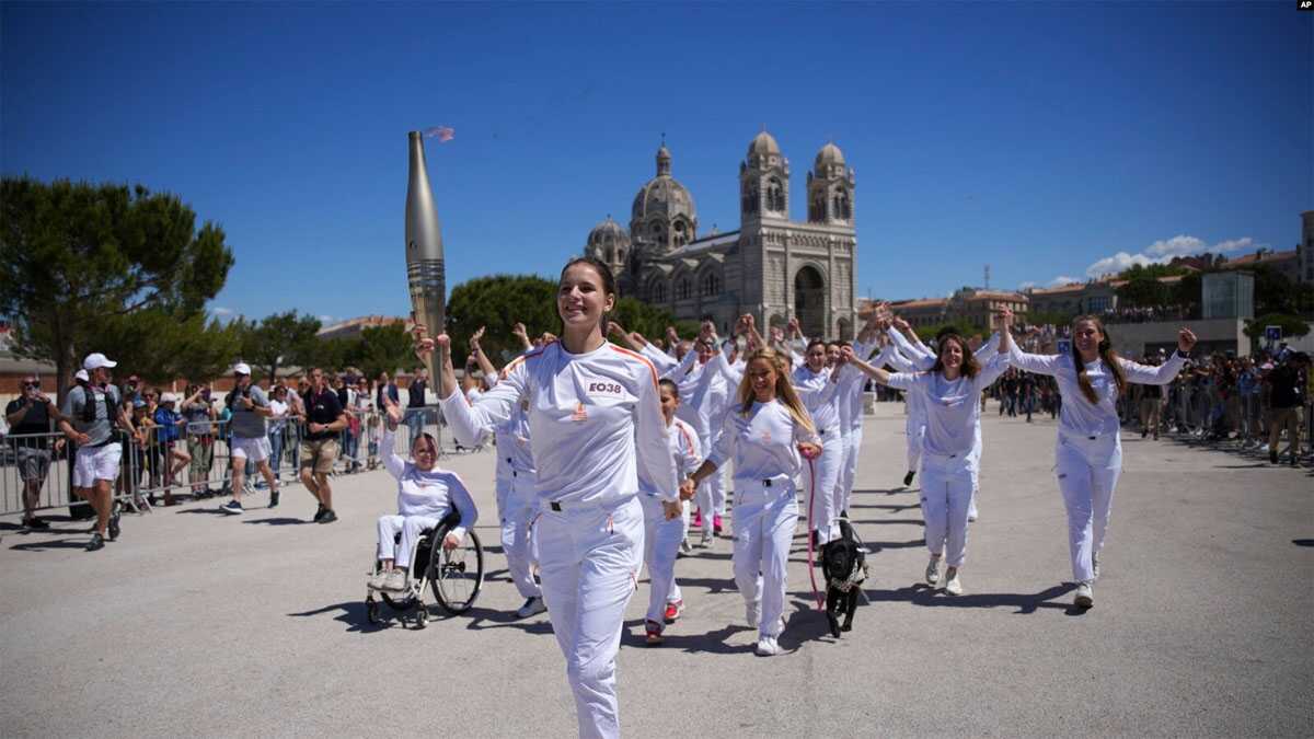 Pesenam Ukraina, Maria Vysotchanska, berpartipasi dalam acara perjalanan obor Olimpiade di Marseille, di selatan Prancis, pada 9 Mei 2024. (Foto: AP/Daniel Cole)