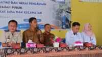 Lurah Harjosasi Indra (2 kiri), perwakilan Ombudsman Kepri Adi Permana dalam acara sosialisasi dan pengadunan pelayanan publik yang digelar Ombudsman Kepri di Kantor Lurah Harjosari, Kecamatan Tebing,, Kabupaten Karimun, Senin (27/5/2025). (jurnalterkini.id/edy kencana)