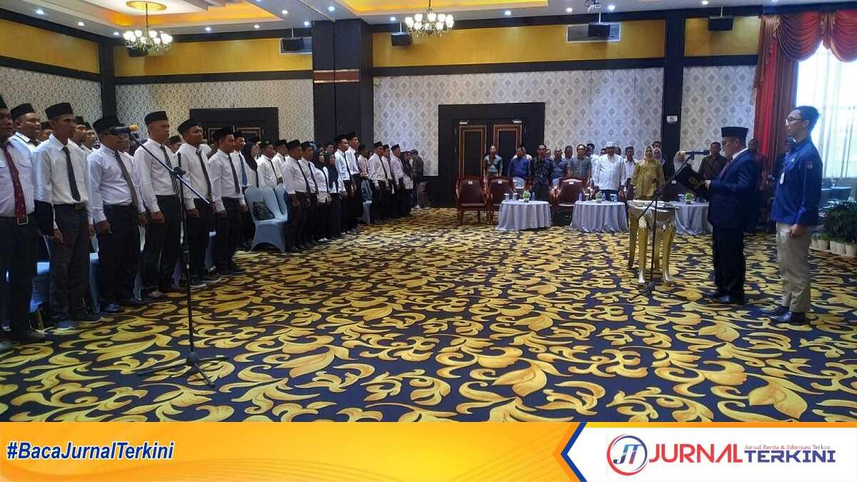 Ketua KPU Karimun Mardanus melantik 213 anggota PPS yang akan bertugas dalam Pilkada 2024 di Hotel Aston Karimun City, Tanjung Balai Karimun, Minggu (26/5/2024). (jurnalterkini.id/yogi)
