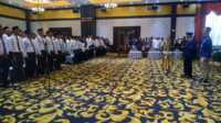 Ketua KPU Karimun Mardanus melantik 213 anggota PPS yang akan bertugas dalam Pilkada 2024 di Hotel Aston Karimun City, Tanjung Balai Karimun, Minggu (26/5/2024). (jurnalterkini.id/yogi)