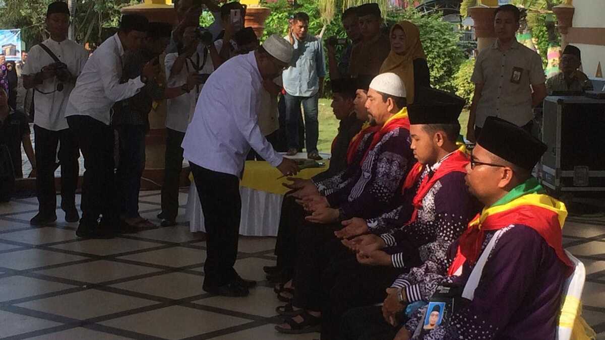 Bupati Karimun Aunur Rafiq melepas Jemaah Calon Haji dengan prosesi adat Melayu, tepuk tepung tawar di rumah dinasnya, Minggu (12/5/2024) pagi. (jurnalterkini.id/yogi)