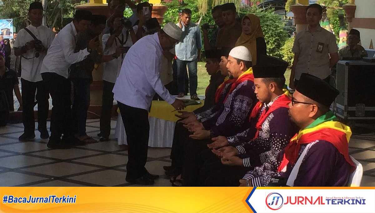 Bupati Karimun Aunur Rafiq melepas Jemaah Calon Haji dengan prosesi adat Melayu, tepuk tepung tawar di rumah dinasnya, Minggu (12/5/2024) pagi. (jurnalterkini.id/yogi)