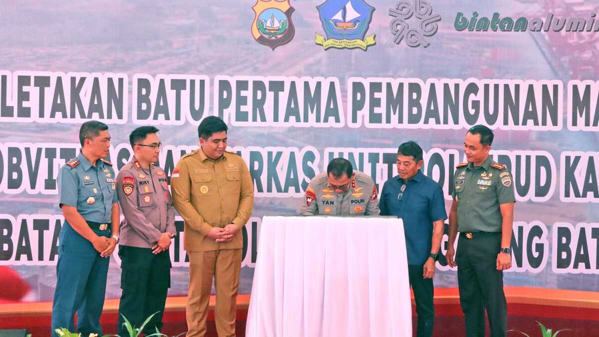 Kapolda Kepri Irjen Pol Yan Fitri Halimansyah menandatangani prasasti peresmian pembangunan Markas Kepolisian Terpadu dan Polsubsektor di Kawasan Ekonomi Khusus (KEK) di Galang Batang, Senin (21/5/2024). (foto: humas polres bintan)