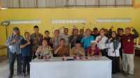Lurah Harjosasi Indra (2 kiri, duduk) bersama Bhabinkamtibmas dan pengurus LPM dan masyarakat membentuk Forum Kemitraan Polisi Masyarakat (FKPM) Kelurahan Harjosari, Kecamatan Tebing, Kabupaten Karimun, Senin (13/5/2024). (Dokumentasi pribadi)