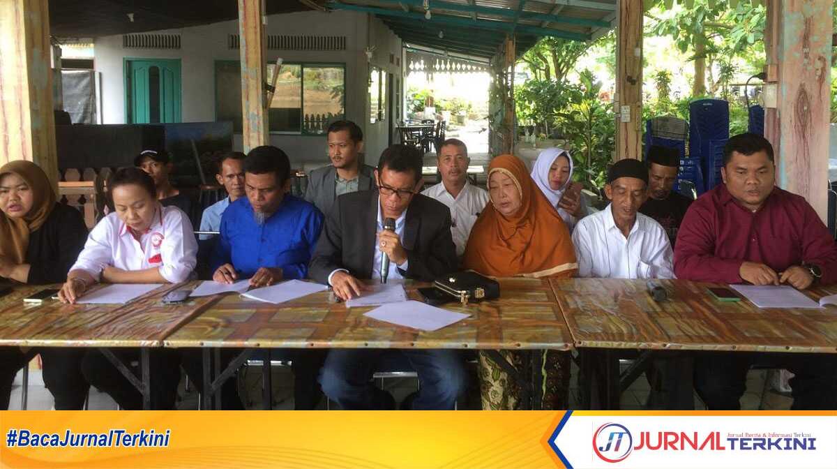 penasihat hukum ylbh rogate Koordinator Tim Penasihat Hukum dari YLBH Rogate Batam, Parningotan Malau (tengah) didampingi orang tua almarhumah Halimah alias Kalin (3 kanan) dan anggota penasihan hukum lainnya, Jumat 24/5/2024) di Restoran Dang Merdu, Kecamatan Tebing, menggelar konferensi pers terkait perkembangan proses hukum kasus Halimah, seorang janda yang ditemukan tewas di rumahnya di Perumahan Sinar Indah,, Kelurahan Teluk Uma, Kecamatan Tebing pada Sabtu (17/2/2024) lalu. (foto: jurnalterkini.id/edy)