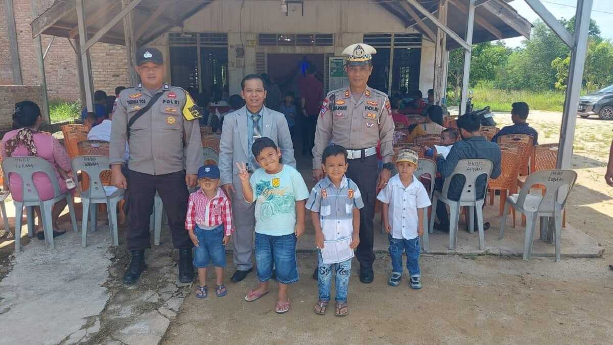 pengamanan isa al-masih di bintan-1 Personel Polres Bintan berpose bersama anak-anak di sela pengamanan ibadah umat Nasrani dalam rangka memperingati Hari Kenaikan Isa Al-Masih di sebuah gereja di Bintan, Kamis (9/5/2024). (foto: Humas Polres Bintan)