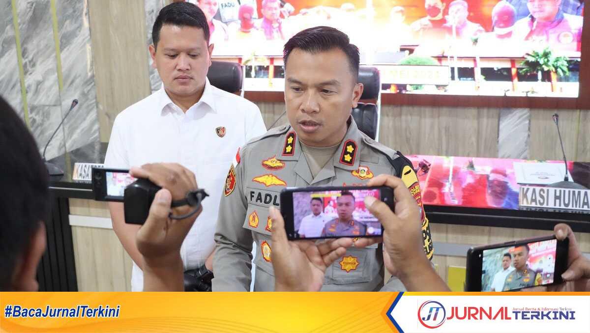 pengungkapan kasus sabu di karimun-1 Kapolres Karimun AKBP Fadli Agus didampingi Kasatresnarkoba Iptu Alfin Dwi Nuntung (kiri) memberikan keterangan pers terkait pengungkapan kasus sabu-sabu sebanyak 1,69 kg, 763 butir pil ekstasi dan 60 butir happy five dari tiga tersanga di Mapolres Karimun, Kamis (9/5/2024). (Foto: Humas Polres Karimun/Helman)