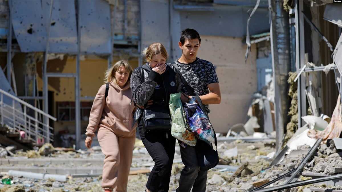 Sejumlah karyawan meninggalkan restoran yang terkena penembakan baru-baru ini yang oleh pihak berwenang setempat – yang ditunjuk Rusia – disebut sebagai serangan militer Ukraina di Donetsk, Ukraina yang dikuasai Rusia, Sabtu, 11 Mei 2024. (Foto: Alexander Ermochenko/Reuters)