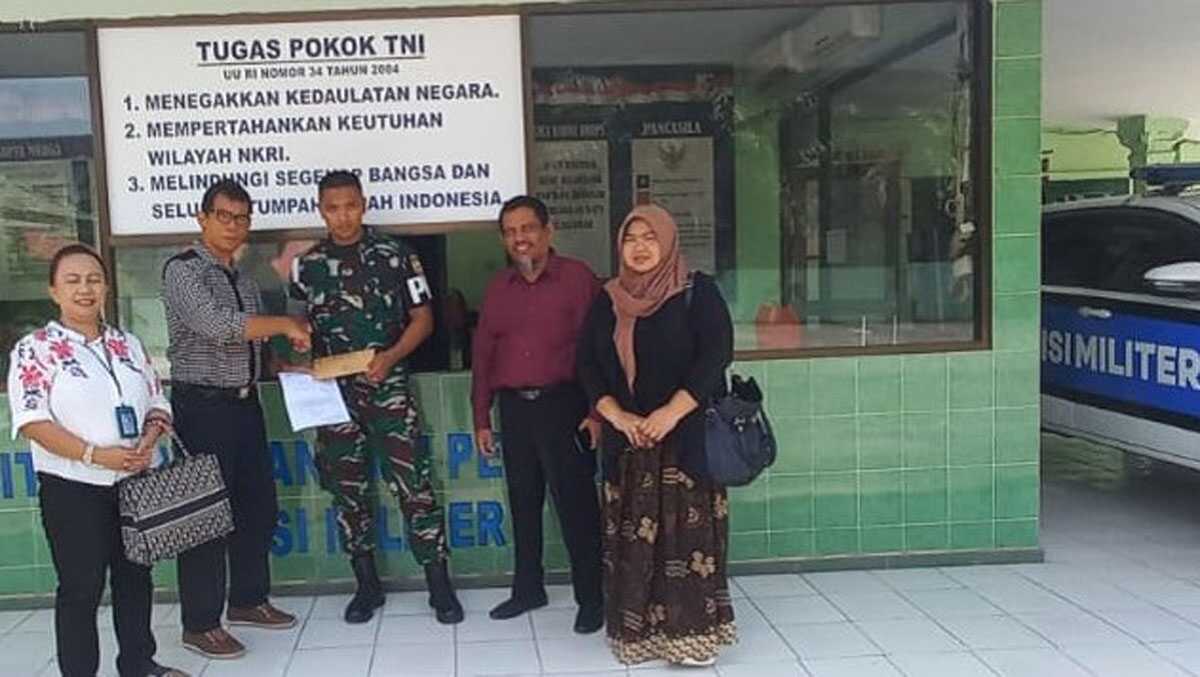 ph janda tewas surati dandenpom batam Penasihat Hukum Karbini, orang tua almahumah Halimah alias Kalin menyerahkan surat permohonan audiensi di Markas Detasemen Polisi Militer (Denpom) I/6 Batam pada Rabu (15/5/2024). (foto: dokumentasi pribadi)