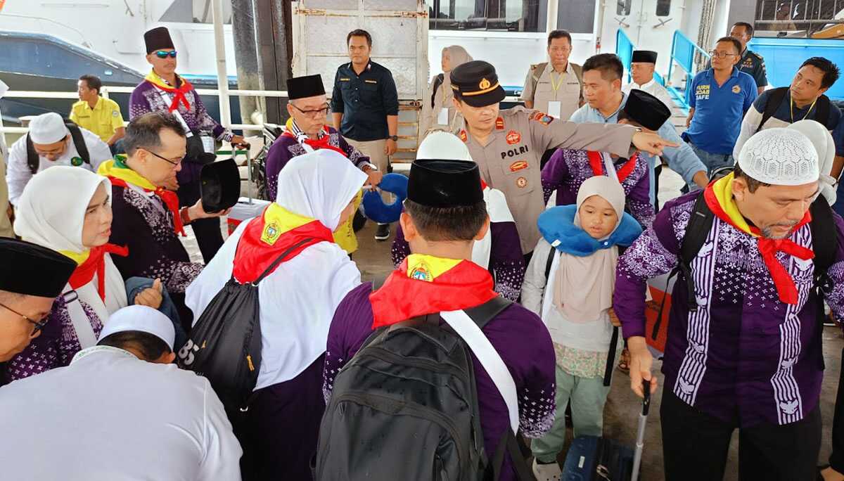 Personel Polres Karimun mengamankan dan membantu kelancaran keberangkatan jemaah calon haji di pelabuhan domestik Tanjung Balai Karimun, Minggu (12/5/2024). (foto: Humas Polres Karimun)
