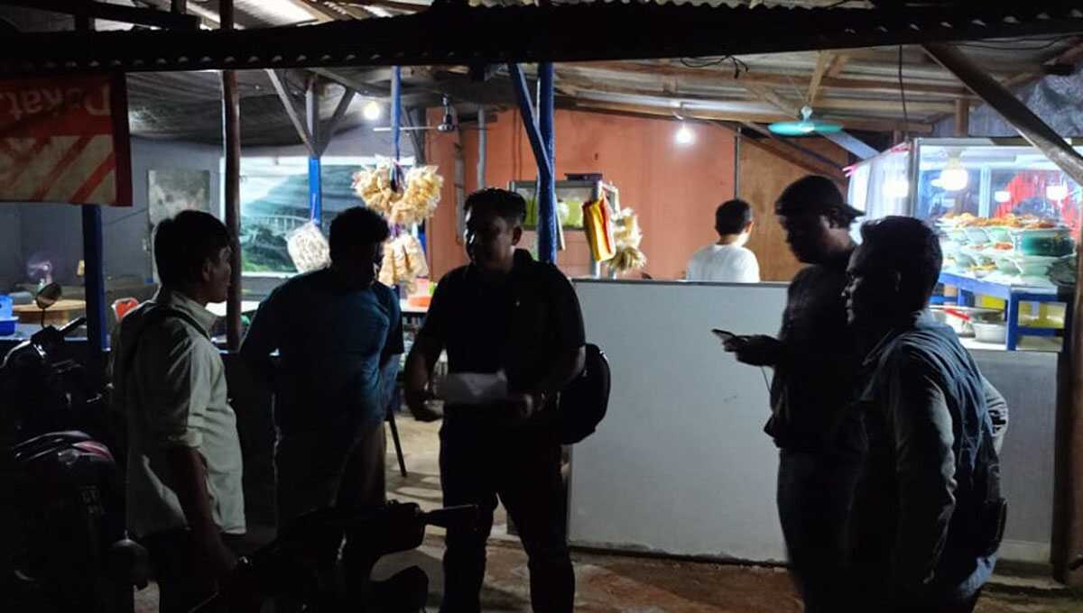 polsek bintan timur tangkap pencuri Salah satu tersangka pencurian usaha laundry ((2 kiri) setelah ditangkap Unit Reskrim Polsek Bintan Timur di Tanjungpinang, Jumat (26/4/2024). (foto: Humas Polres Bintan)