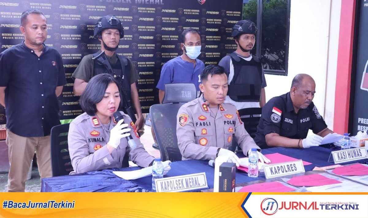 polsek meral tangkap jambret-1 Kapolres Karimun AKBP Fadli Agus didampingi Kapolsek Meral AKP Kumala Enggar Anjarani dan Kasubsipenmas Polres Karimun Ipda Zulfikar di Mapolsek Meral, Rabu (22/5/2024), memberikan keterangan pers terkait penangkapan tersangka jambret di sebuah surau di Batu Lipai, Baran Timur, Kecamatan Meral beberapa waktu lalu. (foto: humaspolreskarimun/helman)