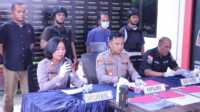 Kapolres Karimun AKBP Fadli Agus didampingi Kapolsek Meral AKP Kumala Enggar Anjarani dan Kasubsipenmas Polres Karimun Ipda Zulfikar di Mapolsek Meral, Rabu (22/5/2024), memberikan keterangan pers terkait penangkapan tersangka jambret di sebuah surau di Batu Lipai, Baran Timur, Kecamatan Meral beberapa waktu lalu. (foto: humaspolreskarimun/helman)