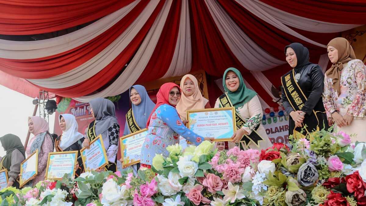 Bunda PAUD Kepulauan Meranti Hj. Ismiatun menerima penghargaan dari Bunda PAUD Riau Hj. Adrias Hariyanto dalam acara pembukaan Pekan Olahraga dan Seni (Porseni) yang dilaksanakan Ikatan Guru Taman Kanak-kanak Indonesia (IGTKI) Provinsi Riau, Selasa (28/5/2024) di Lapangan Tugu, Bengkalis. (foto: prokopim meranti)
