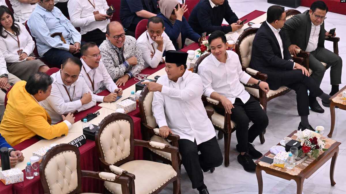 Presiden terpilih Prabowo Subianto (tengah) berbincang dengan para politisi dari koalisi partai pendukung setelah pengumuman penetapan hasil pemilu oleh KPU di Jakarta 24 April 2024. (Foto: Adek Berry/AFP)