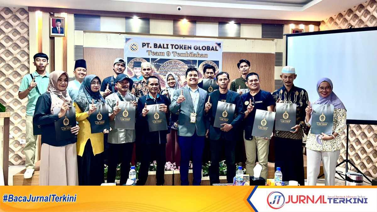 Foto bersama manajemen PT. Bali Token Global dalam pertemuan perdana bersama tim 9 Tembilahan di aula Hotel Jalan Abdul Manaf Tembilahan, Jum’at (24/5/2024). (jurnalterkini.id/abdullah)