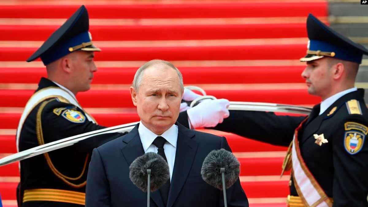 putin jadi presiden rusia lagi FILE - Presiden Rusia Vladimir Putin berpidato di depan anggota Kementerian Pertahanan, Garda Nasional, Kementerian Dalam Negeri, Dinas Keamanan Federal, dan Dinas Garda Federal di Kremlin, di Moskow pada 27 Juni 2023. (foto: AP)