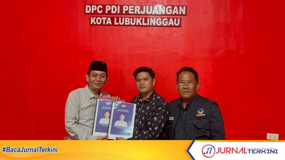 kuasa hukum Rachmat HIdayat, Andika Wira Kesuma mengembalikan formulir pendaftaran bakal calon wali kota kepada Ketua DPC PDIP Hambali Lukman,, di Kantor DPC PDIP Kota Lubuklinggau, Senin (20/5/2024). (jurnalterkini.id/alam budi kesuma)