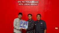 rahmat hidayat daftar calon wali kota ke pdip kuasa hukum Rachmat HIdayat, Andika Wira Kesuma mengembalikan formulir pendaftaran bakal calon wali kota kepada Ketua DPC PDIP Hambali Lukman,, di Kantor DPC PDIP Kota Lubuklinggau, Senin (20/5/2024). (jurnalterkini.id/alam budi kesuma)
