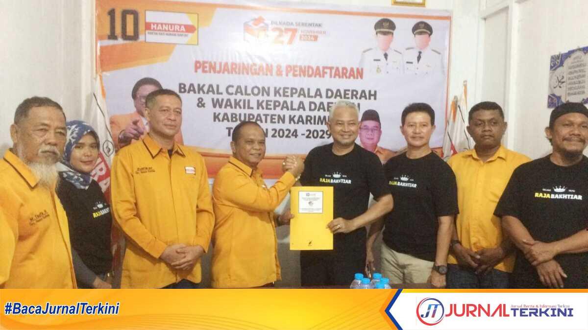 Ketua Tim Penjaringan Bakal Calon Kepala Daerah DPC Partai Hanura Rodiansyah berjabat tangan Raja Bakhtiar ketika mengambil formulir di sekretariat DPC Hanura Kabupaten Karimun, Kamis (2/5/2024). (jurnalterkini.id/jansen)