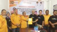 Ketua Tim Penjaringan Bakal Calon Kepala Daerah DPC Partai Hanura Rodiansyah berjabat tangan Raja Bakhtiar ketika mengambil formulir di sekretariat DPC Hanura Kabupaten Karimun, Kamis (2/5/2024). (jurnalterkini.id/jansen)