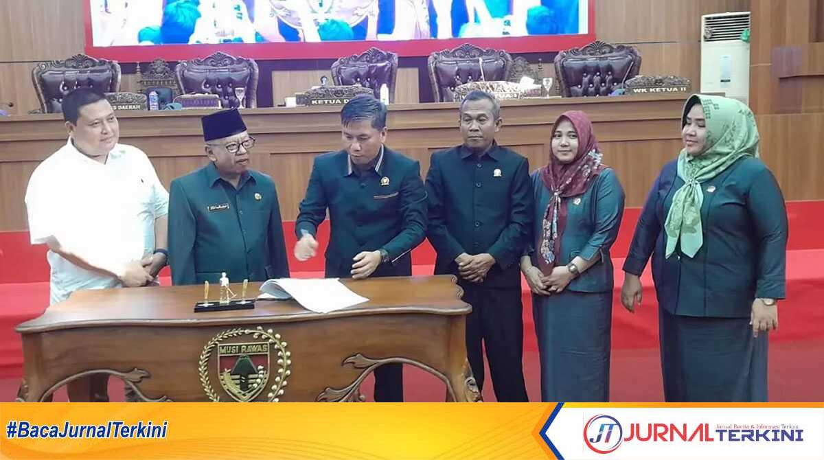 Penandatanganan naskah Perda LKPJ Bupati Musi Rawas tahun anggaran dalam rapat paripurna Dewan Perwakilan Rakyat Daerah (DPRD) Kabupaten Musi Rawas, Selasa (30/4/2024). (jurnalterkini.id/alam budi kesuma)