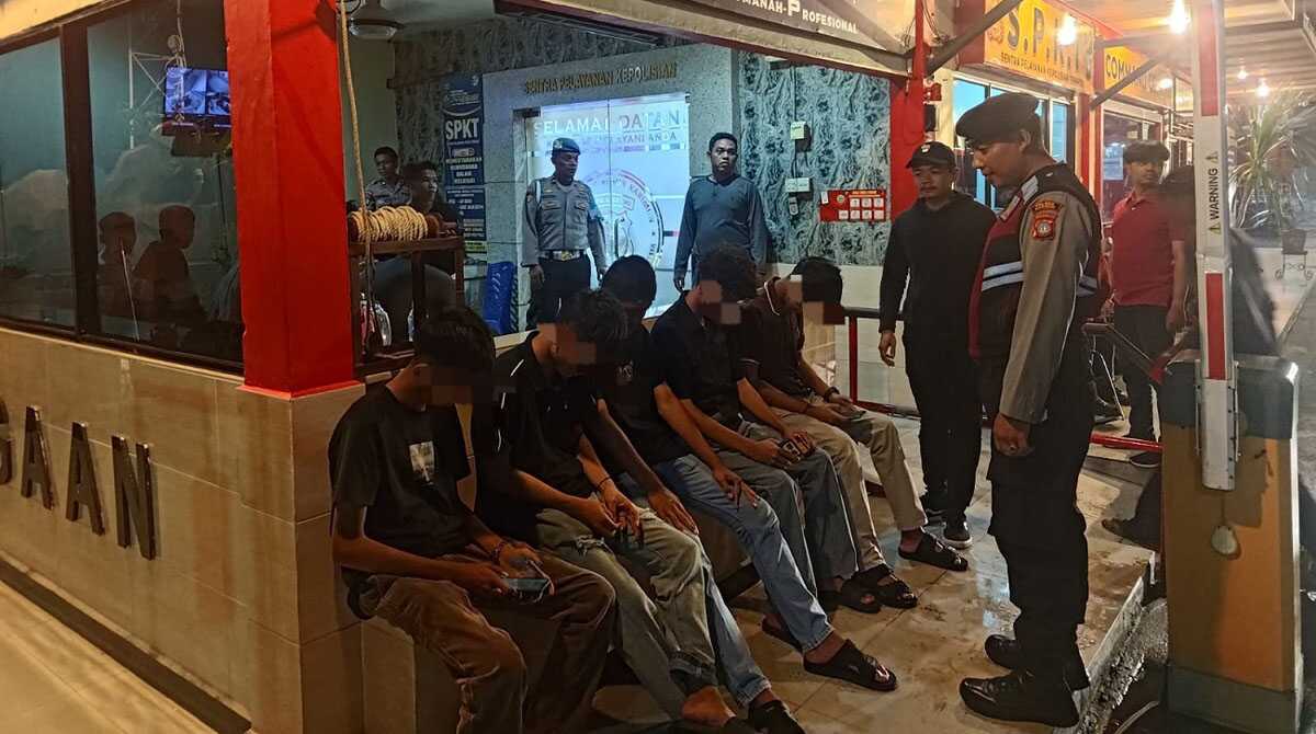 Lima dari sepuluh anak di bawah umur yang diamankan di Mapolres Karimun karena bermain biliar sampai larut malam, Minggu (12/5/2024) dinihari. (foto: Humas Polres Karimun)