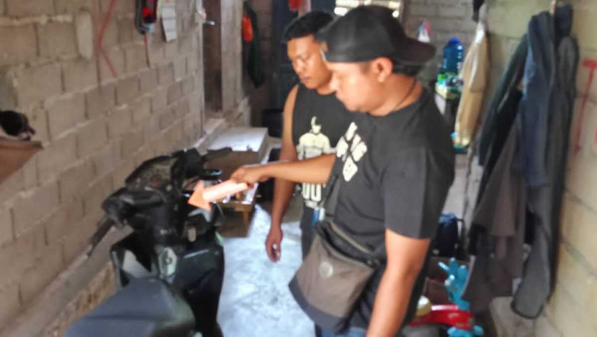 Personel Polsek Bintan Timur mengamankan barang bukti sepeda motor dari tersangka ZF. (foto: Humas Polres Bintan)