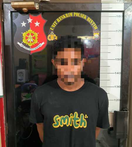 Tersangka kasus penggelapan sepeda motor, ZF setelah diamankan di Mapolsek Bintan Timur, Selasa (7/5/20-2024). (foto: Humas Polres Bintan)
