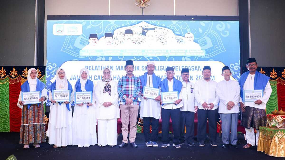 Wali Kota Batam sekaligus Kepala Badan Pengusahaan (BP) Batam, Muhammad Rudi (5 kiri), Wakil Gubernur Kepri Marlin Agustina (4 kiri) berfoto dengan beberapa calon haji usai membuka pelatihan manasik disejalankan dengan pelepasan 731 Jamaah Calon Haji (JCH) Kota Batam tahun 1445 H/2024 M, di Planet Holiday Hotel, Selasa (7/5/2024). (foto: Humas BP Batam)