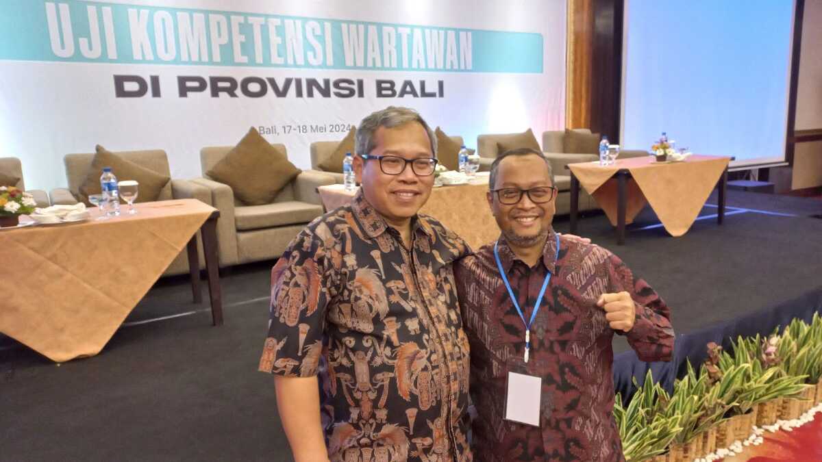 Anggota Dewan Pers Paulus Tri Agung Kristanto bersama penguji LU UKW UPN Veteran Yogyakarta. (Foto: Arif/J5NEWSROOM.COM)