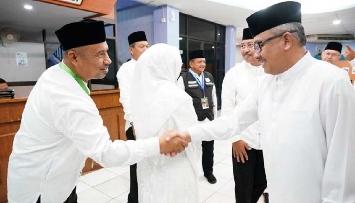 Sekda Kota Batam Jefriden menyalami petugas haji saat pelepasan jamaah calon haji kloter 1 di Asrama Haji Batam, Minggu (12/5/2024). (foto: dokumentasi pribadi/restu)