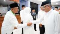 sekda jefriden lepas jch Sekda Kota Batam Jefriden menyalami petugas haji saat pelepasan jamaah calon haji kloter 1 di Asrama Haji Batam, Minggu (12/5/2024). (foto: dokumentasi pribadi/restu)