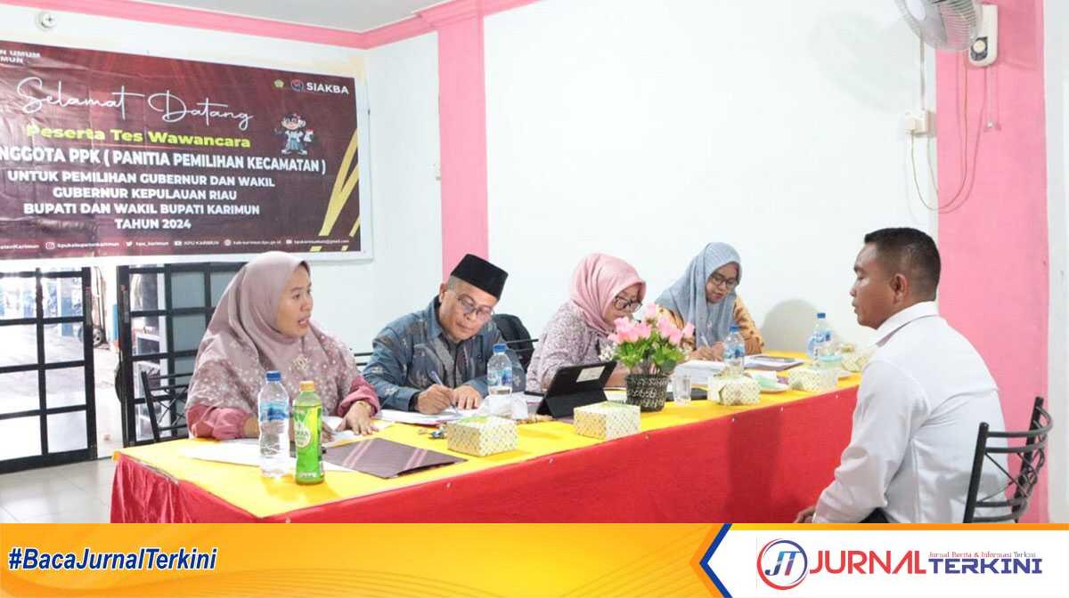 Ketua KPU Karimun Mardanus beserta anggota melaksanakan seleksi wawancara terhadap seorang calon anggota PPK di Kantor KPU Karimun, Sabtu (11/5/2024). (jurnalterkini.id/yogi)