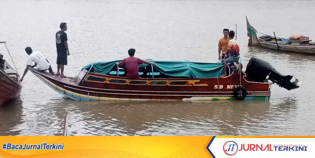 speed boat di Kuala tungkal dihantam gelombang Speedboat ditemukan nelayan tengah mengapung setelah dihantam gelombang di Perairan Desa Kuala Patah Parang, Kecamatan Sungai Batang, Kabupaten Indragiri Hilir (Inhil) Provinsi Riau, Kamis (16/5/2024) pagi. (jurnalterkini.id/abdullah)