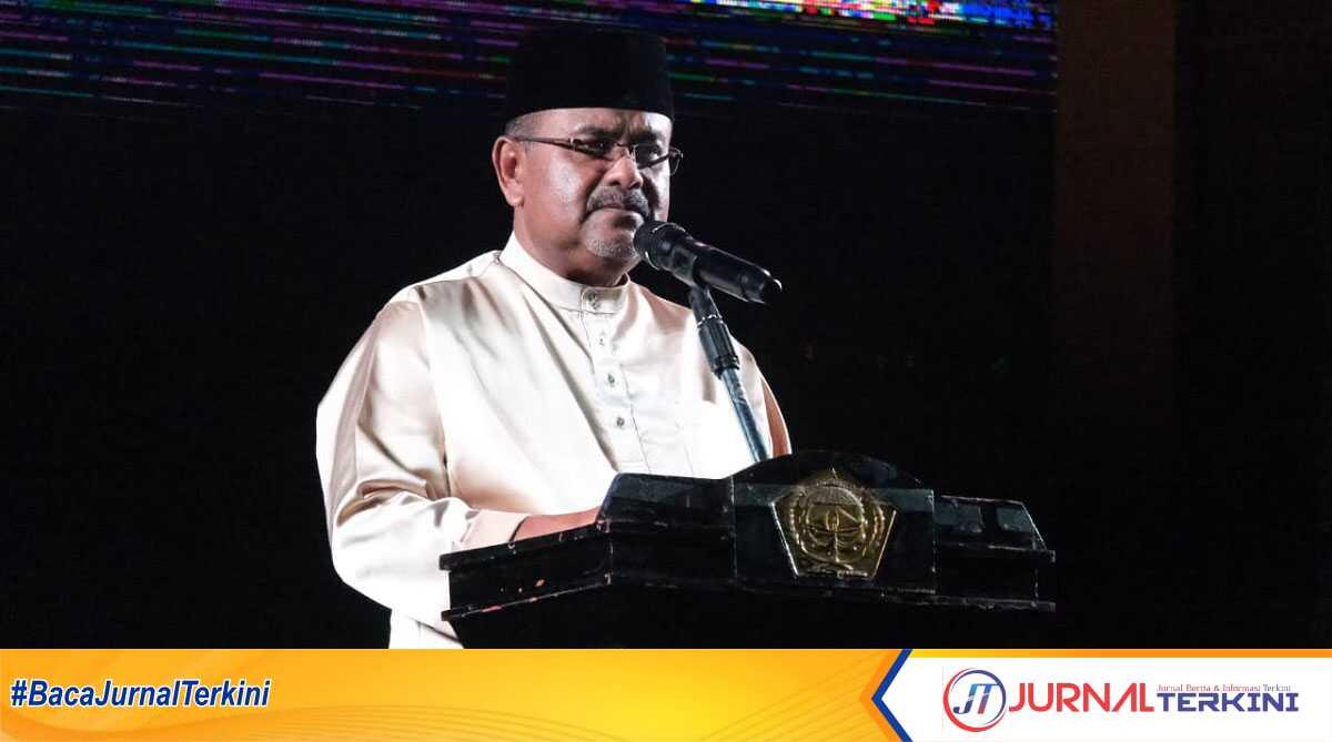 Bupati Karimun Aunur Rafiq menyampaikan kata sambutan dalam acara Syukuran Hari Marwah Kepri di Panggung Putri Kemuning, Coastal Area, Tanjung Balai Karimun, Rabu (15/5/2024) malam. (jurnalterkini.id/edy kencana)