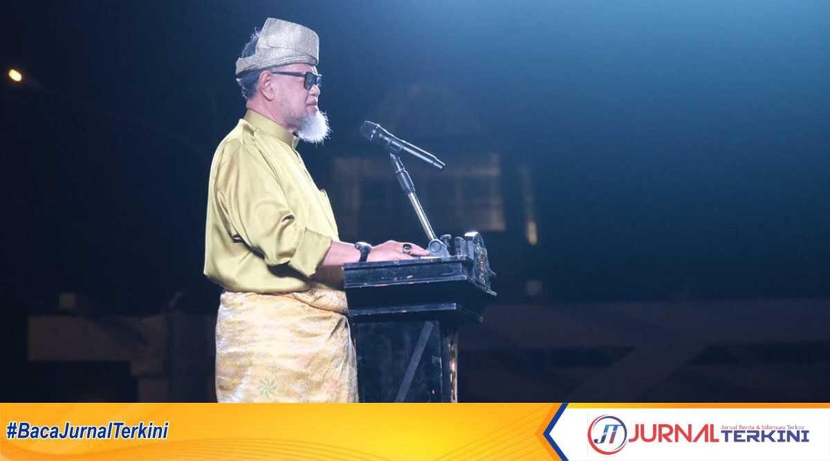 Ketua BPK3R Huzrin Hood berbicara dalam acara Syukuran Hari Marwah Kepri di Panggung Putri Kemuning, Coastal Area, Tanjung Balai Karimun, Rabu (15/5/2024) malam. (jurnalterkini.id/edy kencana)