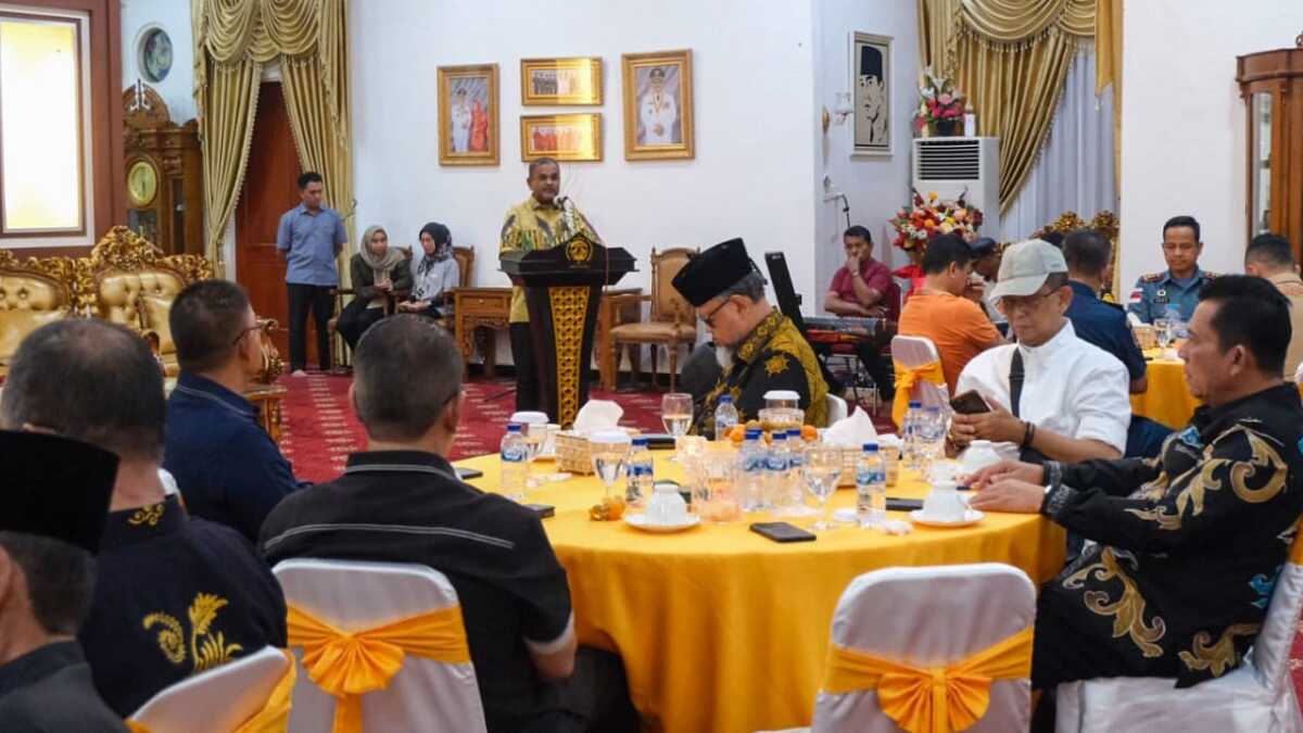 Bupati Karimun Aunur Rafiq memberikan sambutan dalam acara syukuran memperingati Hari Marwah Kepri di rumah dinasnya, Rabu (15/5/2024). (jurnalterkini.id/edy kencana)
