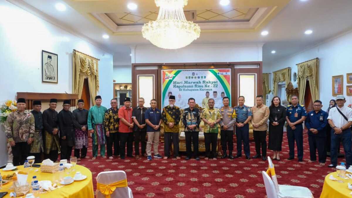 Gubernur Kepri Ansar Ahmad, Bupati Karimun Aunur Rafiq, tokoh pembentukan Provinsi Kepri Huzrin Hood dan sejumlah pejabat berpose di sela acara syukuran memperingati Hari Marwah Kepri di rumah dinas Bupati Karimun, Rabu (15/5/2024). (jurnalterkini.id/edy kencana)