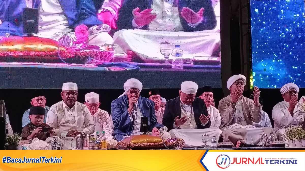 Habib Syech Bin Abdul Qodir Assegaf memimpin pembacaan shalawat dalam rangka tabligh akbar dan halal bihalal di Panggung Putri Kemuning, Coastal Area, Tanjung Balai Karimun, Kabupaten Karimun, Kepulauan Riau, Jumat (17/5/2024) malam. (jurnalterkini.id/edy kencana)